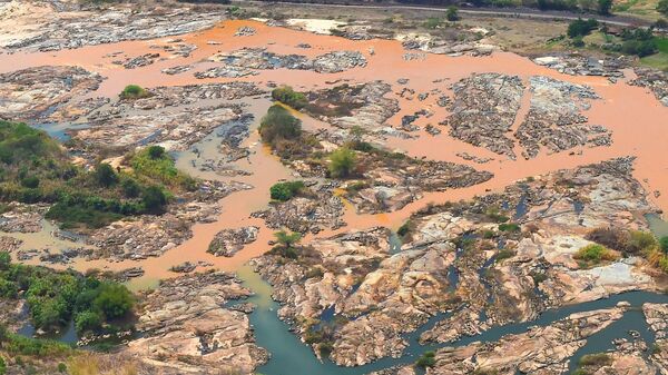 Rio Doce coberto de lama que vazou da barragem de Fundão, em Mariana (MG) - Sputnik Brasil