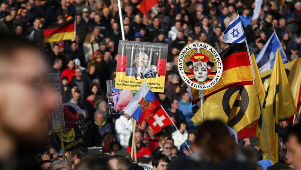 Simpatizantes do grupo Pegida durante marcha contra a islamização em Dresden, em 6 de fevereiro de 2016 - Sputnik Brasil