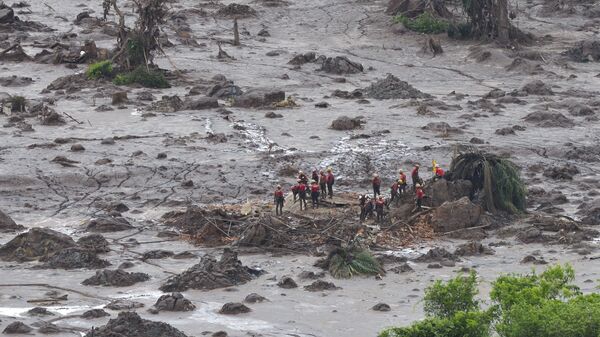 Bombeiros trabalhando nos resgates após o rompimento da barragem da Samarco em Mariana - Sputnik Brasil