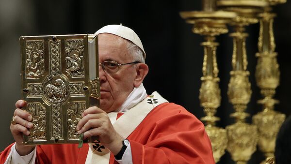 Papa Francisco durante uma oração com o Pallium, na Basílica de São Pedro en 29 de junho de 2016 - Sputnik Brasil