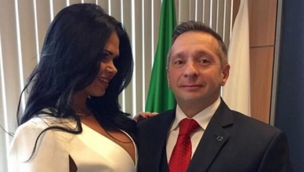 Antigo ministro do Turismo Alessandro Teixeira e ex-Miss Bumbum 2013 Milena Santos - Sputnik Brasil