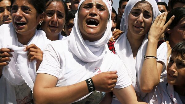 Mulheres yazidis curdas durante manifestação contra o Daesh, Iraque, 3 de agosto de 2015 - Sputnik Brasil