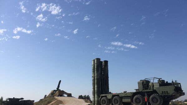 Sistema modernizado da defesa antiaérea S-400 - Sputnik Brasil