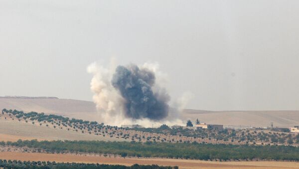 Vista da cidade síria Jarablus feita a partir da cidade turca de Karkamis - Sputnik Brasil