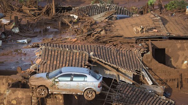 Um carro sobre ruínas de Bento Rodrigues no dia seguinte ao rompimento de barragem de Fundão. Minas Gerais, 6 de novembro de 2015 - Sputnik Brasil