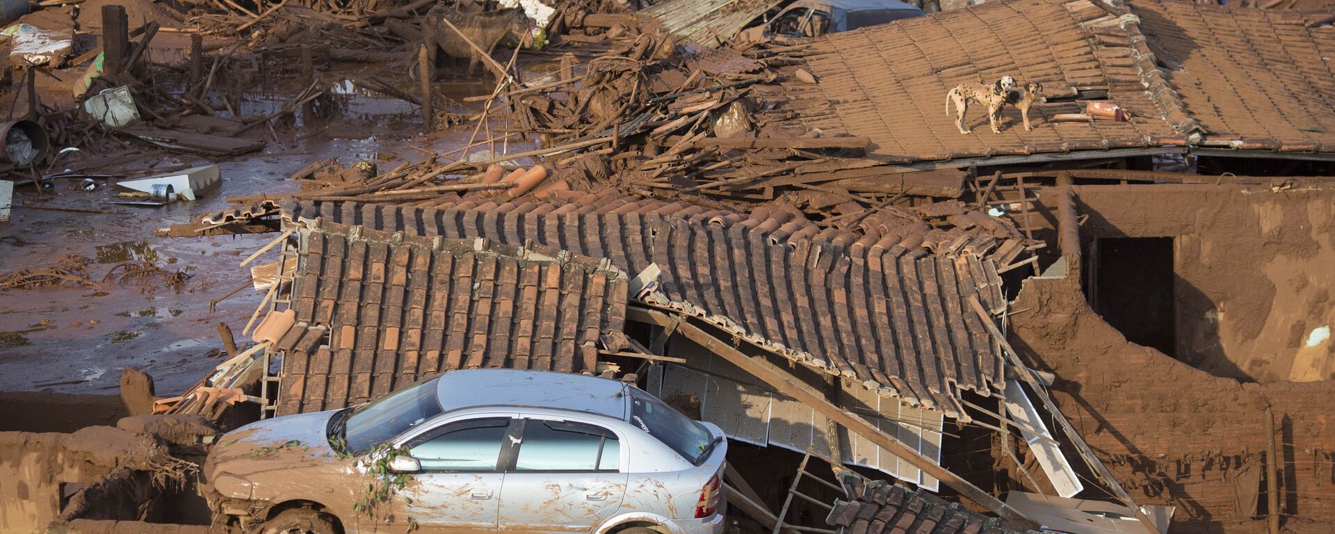 Um carro sobre ruínas de Bento Rodrigues, em 6 de novembro de 2015, no dia seguinte ao rompimento de barragem de Fundão - Sputnik Brasil, 1920, 11.05.2018