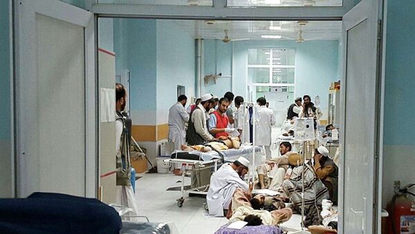 Agentes da MSF cuidam de vítimas do ataque ao hospital da organização em Kunduz - Sputnik Brasil