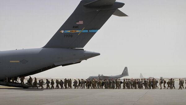 Soldados norte-americanos entrando em um avião militar na base militar de Bagram saindo do Afeganistão (foto de arquivo) - Sputnik Brasil