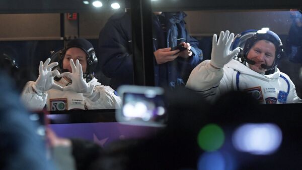 Cosmonauta Oleg Novitsky e astronauta Toma Peske antes do lançamento do foguete-portador a partir do cosmódromo Baikonur rumo à Estação Espacial Internacional (foto de arquivo) - Sputnik Brasil