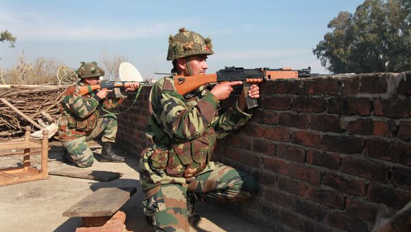 Militares indianos tomam posições em um telhado de um edifício fora da base aérea indiana em Pathankot, 430 quilômetros (267 milhas) ao norte de Nova Deli, India, sábado, 2 de janeiro de 2016 - Sputnik Brasil