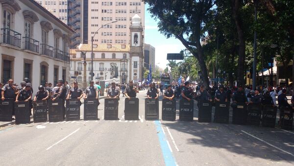 Tropa de choque da PM faz cerco à manifestação em frente à Alerj - 12 de dezembro de 2016 - Sputnik Brasil