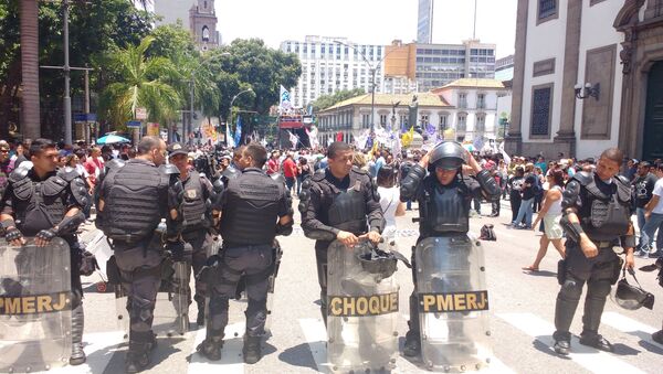 Manifestação em frente à Alerj contra pacote de austeridade do governo estadual - 12 de dezembro de 2016 - Sputnik Brasil