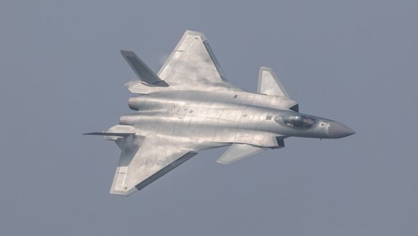 Caça furtivo chinês J-20 durante um show aéreo em Zhuhai, província de Guangdong, China - Sputnik Brasil