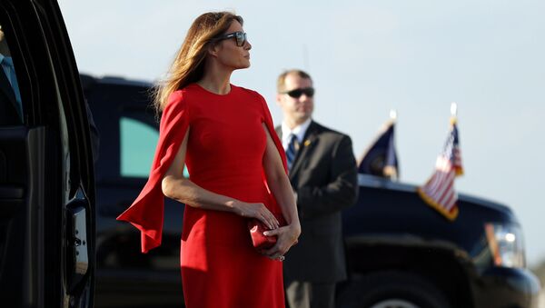 Primeira dama Melania Trump chega ao aeroporto internacional de Palm Beach, na Flórida, para cumprimentar seu marido, o presidente dos EUA Donald Trump. - Sputnik Brasil