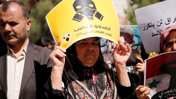 People attend a protest against American airstrikes in Syria, in front of the United Nations (UN) building in Damascus - Sputnik Brasil