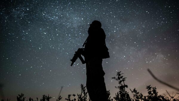 A Ukrainian serviceman guards the positions near Donetsk, eastern Ukraine, Saturday, June 6, 2015 - Sputnik Brasil