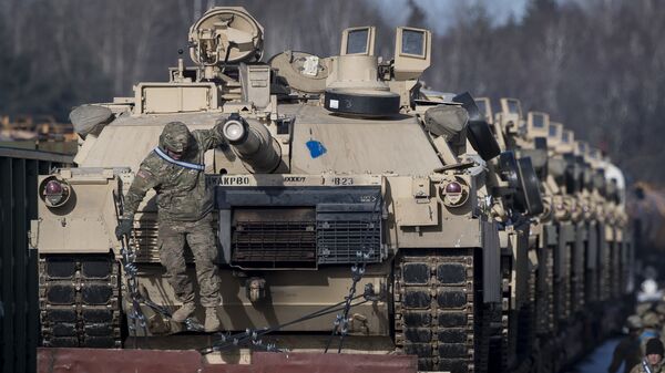 Tanques de combate Abrams da 4ª Divisão de Infantaria do Exército dos EUA, a 3ª Brigada de Combate da Equipe, do 68º Armamento do Regimento e do 1º Batalhão de vagões, chegam à estação ferroviária de Gaiziunai a cerca de 110 quilômetros a oeste da capital Vilnius, Lituânia - Sputnik Brasil