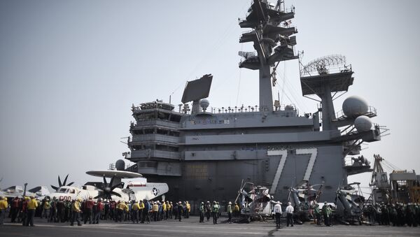 Marinheiros no convés do porta-aviões USS George H.W. Bush (CVN 77), no Golfo Pérsico - Sputnik Brasil