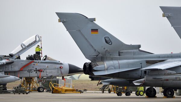 Um técnico trabalhando em um caça Tornado alemão na base aérea de Incirlik, Turquia, em 21 de janeiro de 2017 - Sputnik Brasil