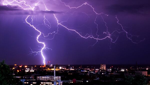 Relâmpago no céu (imagem referencial) - Sputnik Brasil