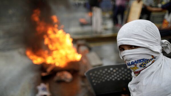 Manifestante constrói barricada durante protesto contra o governo do presidente da Venezuela, Nicolas Maduro, em Caracas, Venezuela, 4 de agosto de 2017. - Sputnik Brasil