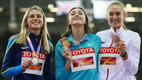 Medalhistas do salto em altura: Yulia Levchenko, Ucrânia, medalha de prata (esquerda), Maria Lasitskene, Rússia, ouro (centro) e Kamila Lićwinko, Polônia, bronze (direita), em Londres - Sputnik Brasil