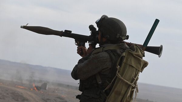 Soldado russo com RPG-7 - Sputnik Brasil