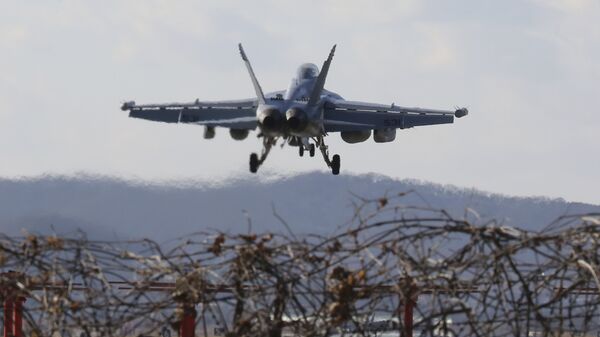 Avião de combate EA-18G Growler, dos EUA, prepara-se para aterrissar na base aérea norte-americana em Pyeongtaek, Coreia do Sul (imagem de arquivo) - Sputnik Brasil