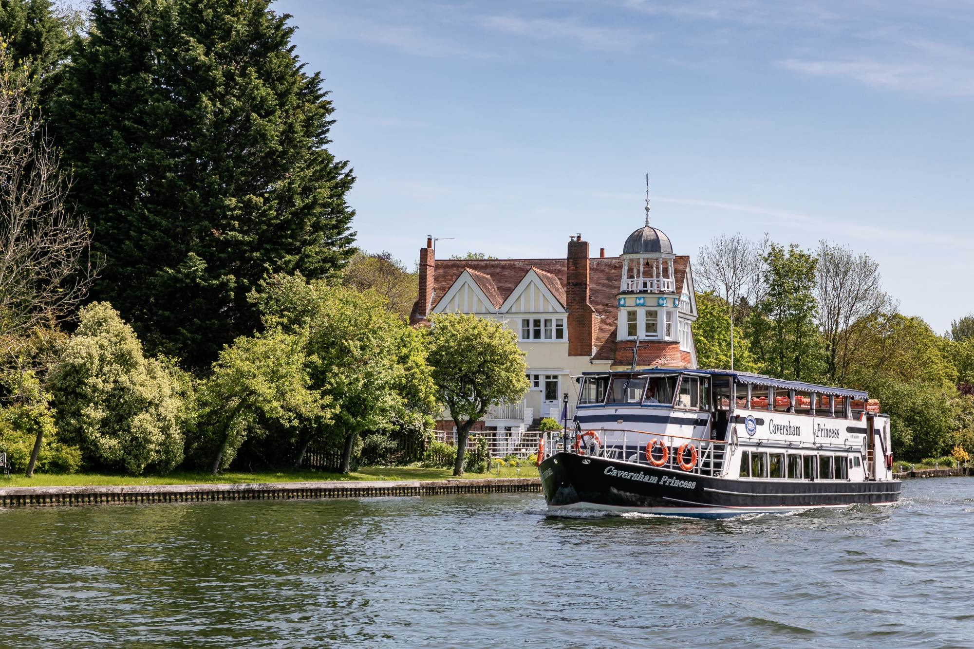 Boat trips on the river thames