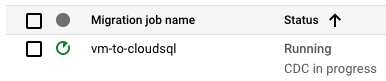 vm-to-cloudsql という名前の移行ジョブのステータスが [実行中]、[CDC の処理中] になっています。