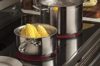 Two boiling pots on the GE JB645 stovetop.