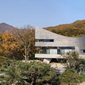 Curving house in South Korea adapts to the land