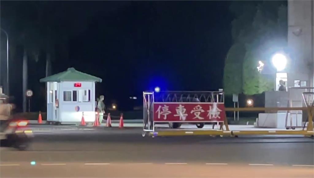 陸軍步校遭男子騎車持刀闖入。圖／台視新聞