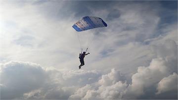 驚！高中美式足球開賽表演 高空跳傘員失控墜落不治