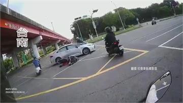 驚險！與橫向汽車碰撞 騎士彈飛摔車頂