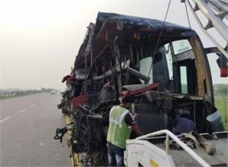 印度臥鋪巴士撞貨車「車頭全毀」　乘客慘遭甩飛釀1...