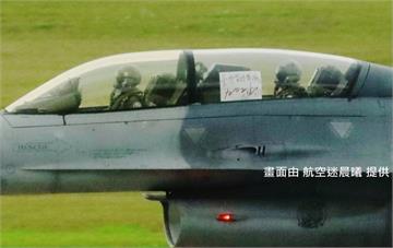 「陸空」聲援部桃 F-16駕駛秀海報挺醫護