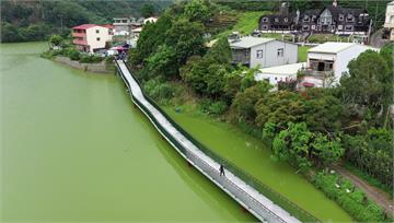 南投麒麟潭水上步道　民眾質疑像利刃「破壞風水」