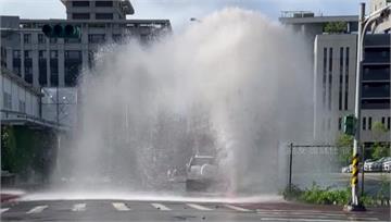 10米大噴泉！駕駛倒車撞斷消防栓 「160噸水狂...