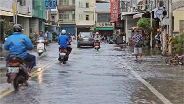 大漲潮海水倒灌  屏東東港東隆宮「水漫廟埕」