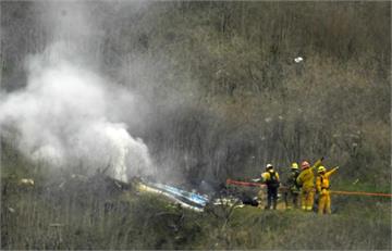 洛杉磯警外流布萊恩墜機事故照 遺孀凡妮莎提告出庭...