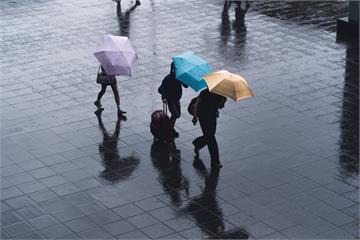 4縣市大雨特報！ 鋒面影響各地偶陣雨或雷雨 中南...