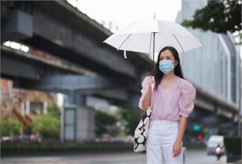 雨天出門小心感染風險飆增！ 重症醫警告「外出留意...