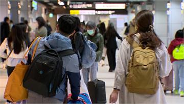 準備過年陸海空疏運備戰！ 北車湧人潮、國道壅塞路...