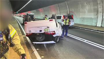 雪隧北上2車追撞！ 駕駛恍神撞翻車「四輪朝天」