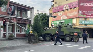 陸軍雲豹裝甲車　為閃自行車「自撞路旁燈桿」