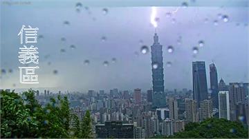 大雷雨襲雙北！閃電擊中101避雷針 瞬間畫面曝