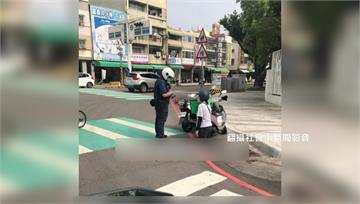 路口違規左轉遭警攔停 台中女外送員當街下跪求情