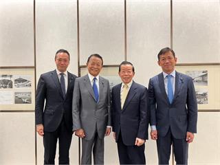 麻生太郎率團訪台 我駐日代表謝長廷親送機