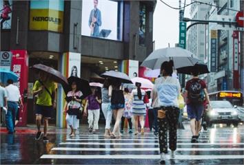 西南風挾水氣！南部7縣市大雨特報　北東部易有午後...